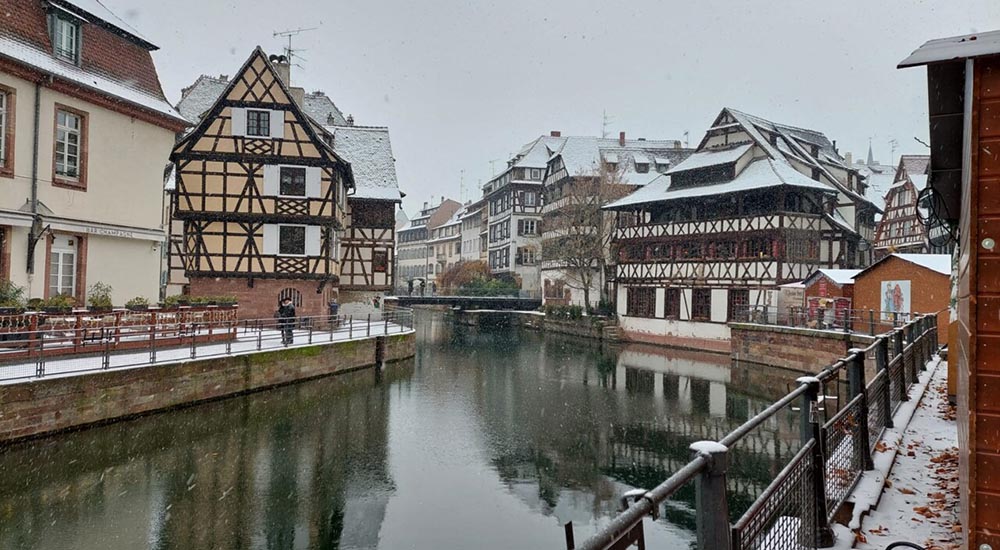 Strasbourg sous la neige : plongez dans la magie de Noël